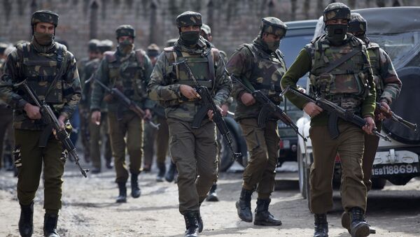 Indian police men secure the area of gunbattle with suspected rebels in Hajin Village some 38 Kilometers (23.75 miles) northeast of Srinagar, Indian controlled Kashmir, Thursday, Feb. 4, 2016 - Sputnik International