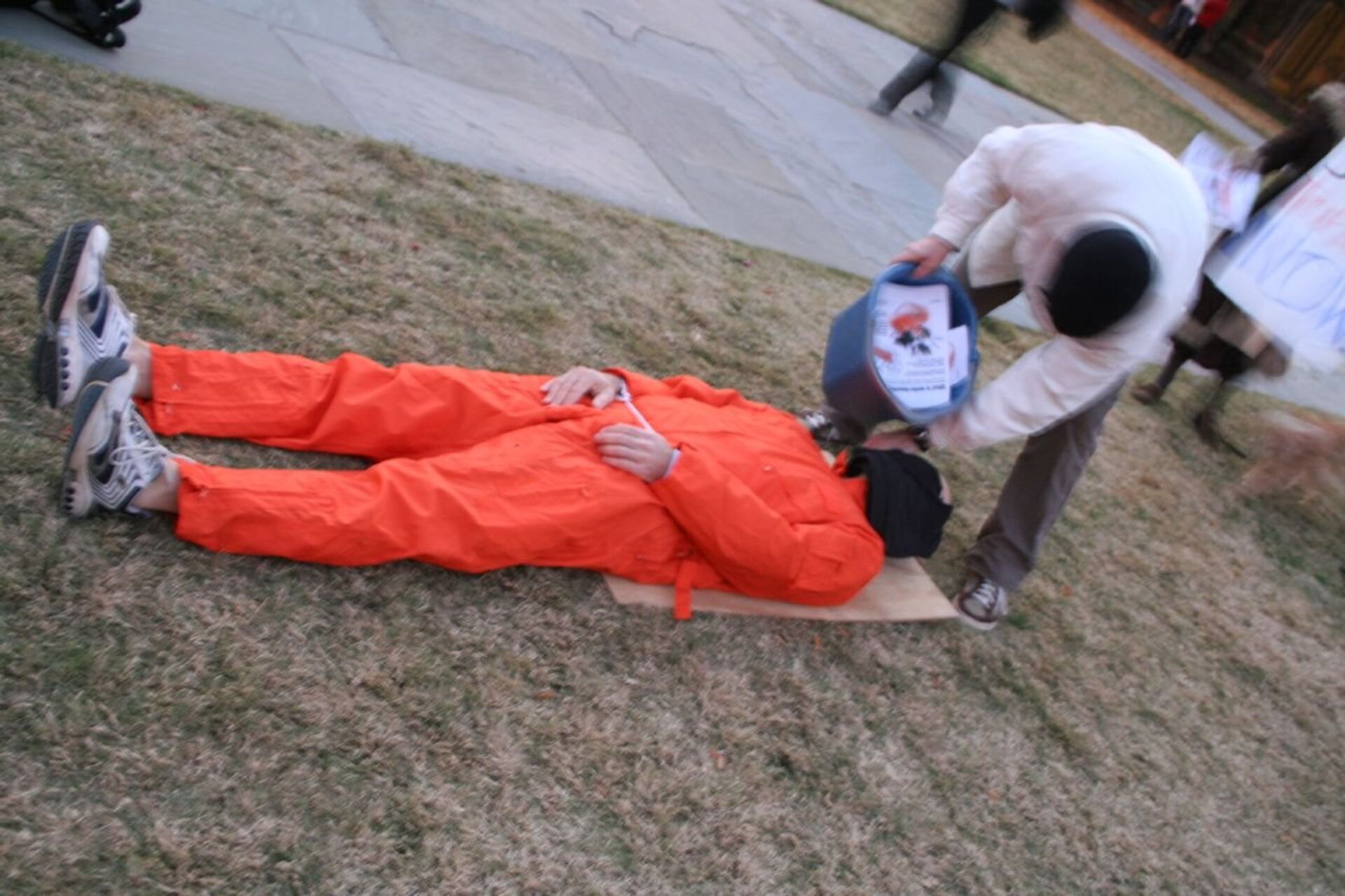 Students protest at a talk given by Karl Rove by demonstrating waterboarding at Duke University on December 4, 2007 - Sputnik International, 1920, 09.09.2021