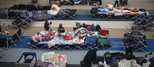 Immigrants rest on camp beds installed at the Horst Korber sports hall at the Berlin Olympic stadium complex Olympiapark on October 23, 2015 - Sputnik International