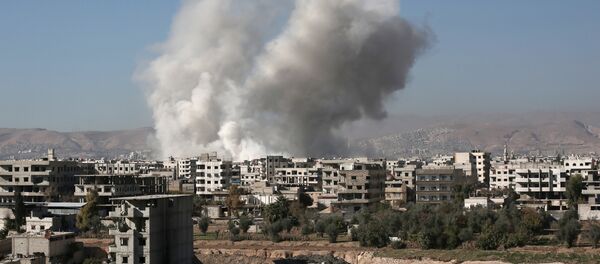 Smoke billows from buildings following a reported air strike in Damascus' rebel-held suburb of Zamalka on December 6, 2015 - Sputnik International