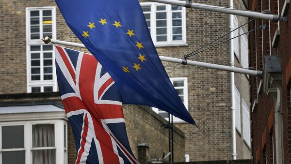 A EU flag hangs beside the Union Jack at the Europa House in London, Wednesday, Feb. 17, 2016. - Sputnik International