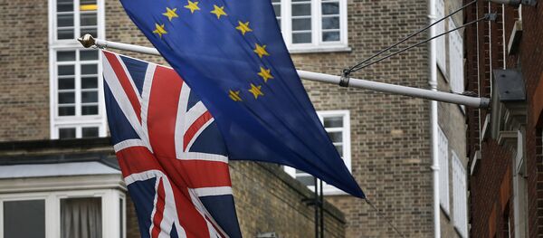 A EU flag hangs beside the Union Jack at the Europa House in London, Wednesday, Feb. 17, 2016. - Sputnik International