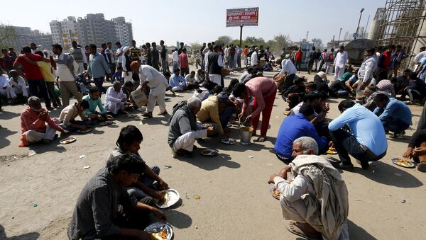 Demonstrators from the Jat community eat as they block the Delhi-Haryana national highway during a protest in New Delhi, India, February 21, 2016 - Sputnik International