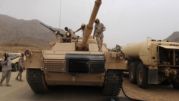 Saudi soldiers are seen on top of their tank deployed at the Saudi-Yemeni border, in Saudi Arabia's southwestern Jizan province, on April 13, 2015. - Sputnik International