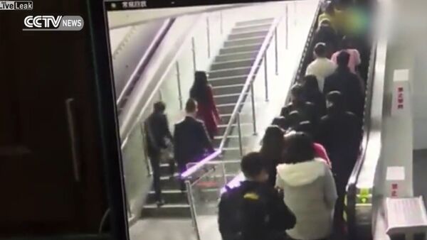 An escalator drops people - Sputnik International