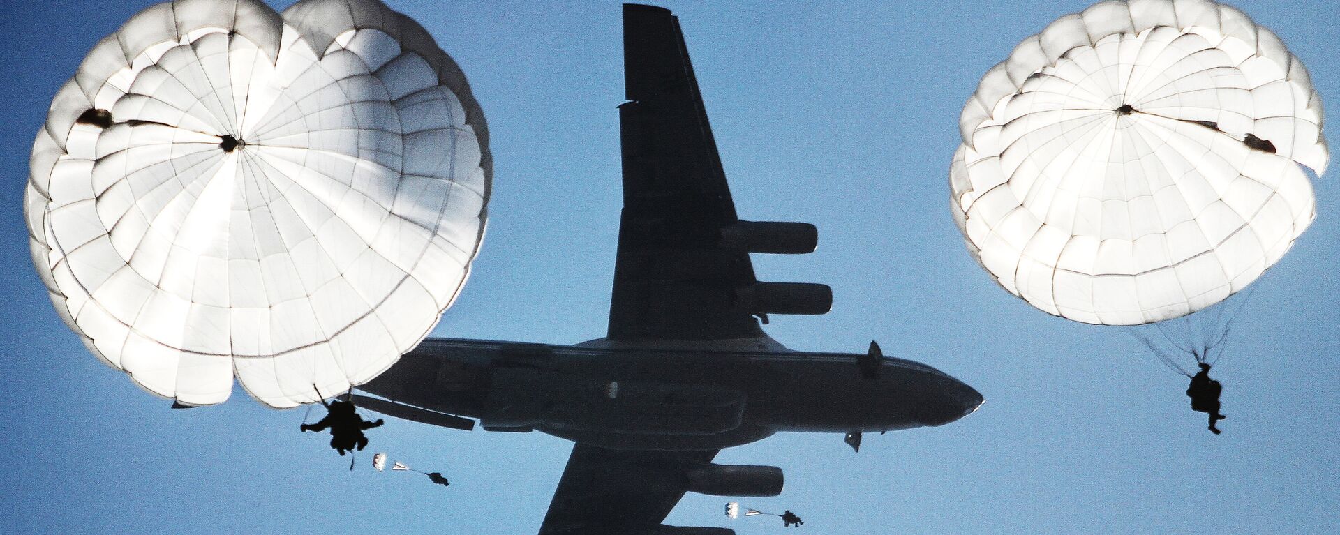 Paratroopers from Serbia, Russia, Belarus hold drill in Krasnodar region - Sputnik International, 1920, 25.02.2022