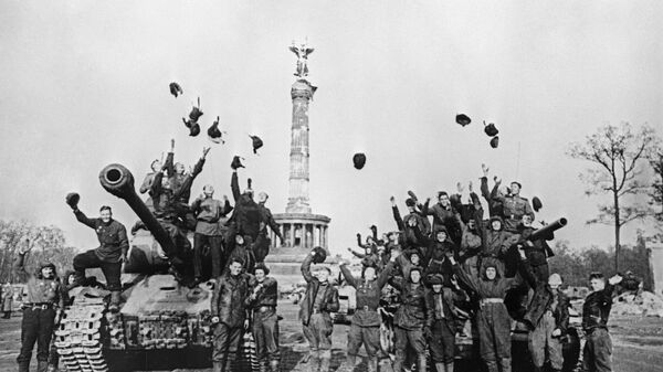 Soviet tankmen jubilant over Victory - Sputnik International