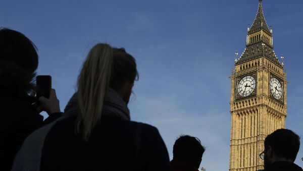 People are silhouetted against the sky as the pass the Big Ben bell tower at the Houses of Parliament in London, Britain February 22, 2016. - Sputnik International