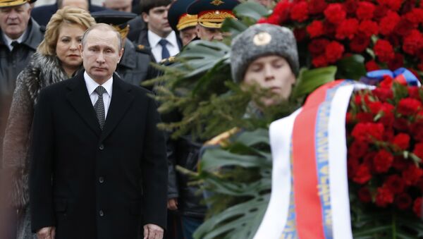 Russian President Vladimir Putin (L, front) attends a wreath laying ceremony to mark the Defender of the Fatherland Day at the Tomb of the Unknown Soldier by the Kremlin wall in central Moscow, Russia, February 23, 2016. - Sputnik International