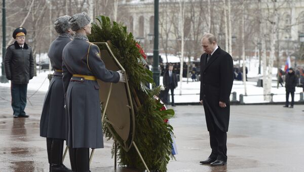 February 23, 2016. President Vladimir Putin, right, during the wreath-laying ceremony at the Tomb of the Unknown Soldier on the Defender of the Fatherland Day. - Sputnik International