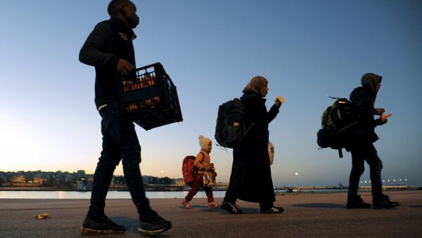 Refugees and migrants walk after disembarking from passenger ferry Blue Star1 at the port of Piraeus, near Athens, Greece, February 20, 2016. - Sputnik International