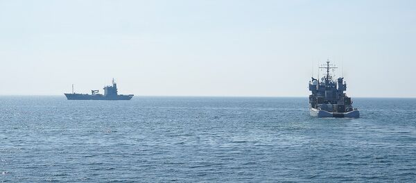German Navy Elbe-class replenishment ship Elbe A511 and Royal Norwegian Navy support vessel Valkyrien A535 during Open Spirit 2014 - Sputnik International