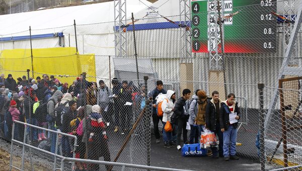 Migrants wait to cross the border from Slovenia into Spielfeld in Austria, in this February 16, 2016 file photo. - Sputnik International