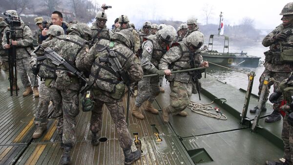 U.S. and South Korean, left, army soldiers work together to set up a floating bridge on the Hantan river during a river crossing operation, part of an annual joint military exercise between South Korea and the United States - Sputnik International