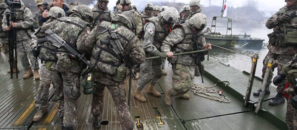 U.S. and South Korean, left, army soldiers work together to set up a floating bridge on the Hantan river during a river crossing operation, part of an annual joint military exercise between South Korea and the United States - Sputnik International