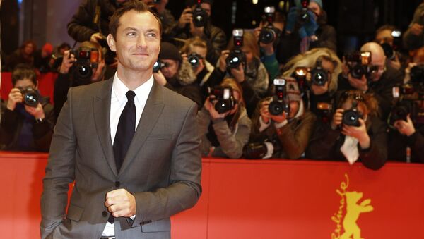 Actor Jude Law poses for photographers upon arrival at the red carpet of the film 'Genius' during the 2016 Berlinale Film Festival in Berlin - Sputnik International