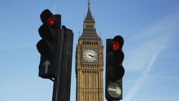 Red traffic lights stop traffic in front of the Big Ben bell tower at the Houses of Parliament in London, Britain February 22, 2016. - Sputnik International