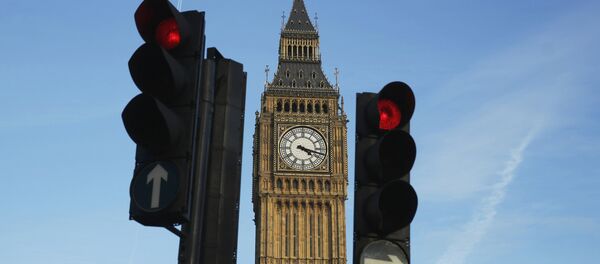 Red traffic lights stop traffic in front of the Big Ben bell tower at the Houses of Parliament in London, Britain February 22, 2016. - Sputnik International