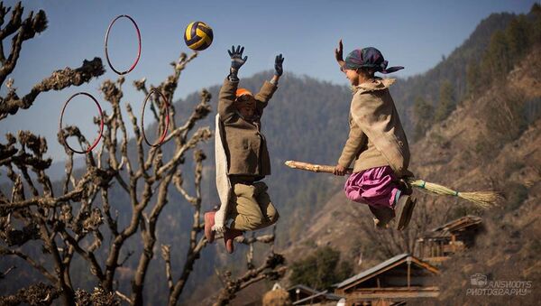 Catch That Snitch! Kids Play Quidditch in Indian Village - Sputnik International