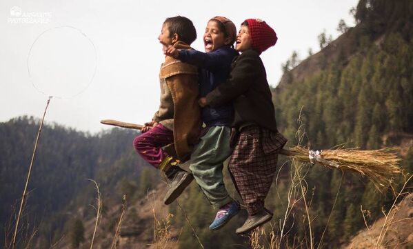 Catch That Snitch! Kids Play Quidditch in Indian Village - Sputnik International