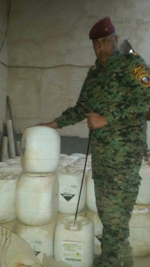 Iraqi soldier shows Daesh chemical weapons in Anbar province Iraqi soldier shows Daesh chemical weapons in Anbar province - Sputnik International