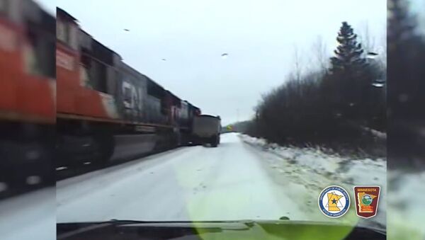 MSP Dash Cam: Train Strikes Semi-Truck in Mountain Iron - Sputnik International