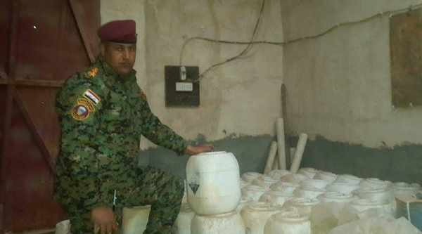 Iraqi soldier shows Daesh chemical weapons in Anbar province Iraqi soldier shows Daesh chemical weapons in Anbar province - Sputnik International