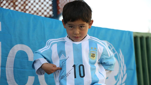 Murtaza Ahmadi can proudly show off the new signed jerseys and a football he received from UNICEF Goodwill Ambassador Leo Messi. - Sputnik International