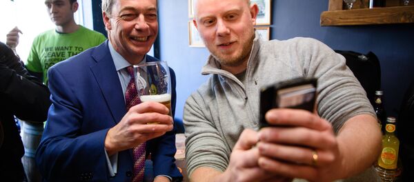 UK Independence Party (UKIP) leader Nigel Farage (L) poses for a selfie with Martin Clarke, owner of The Little Ale House, in Wellingborough, UK. - Sputnik International