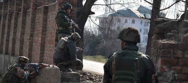 Indian army soldiers take positions against militants on the outskirts of Srinagar on February 21, 2016 - Sputnik International