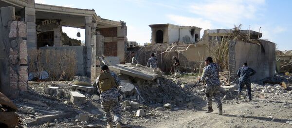 Iraq government troops remove bombs planted in houses and streets in Ramadi's Husseiba easten district on February 15, 2016 - Sputnik International