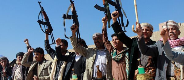 Supporters of Shiite Huthi rebels and militiamen shout slogans raising their weapons during a rally against the Saudi-led coalition, which has been leading the war against the Iran-backed rebels, on December 17, 2015 in Sanaa. - Sputnik International