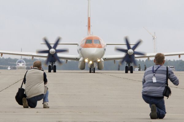 News photographers take pictures of an Ilyushin Il-114 passenger aircraft preparing to take off for a practice flight before the MAKS-2009 international aerospace show at the Zhukovsky Airfield - Sputnik International