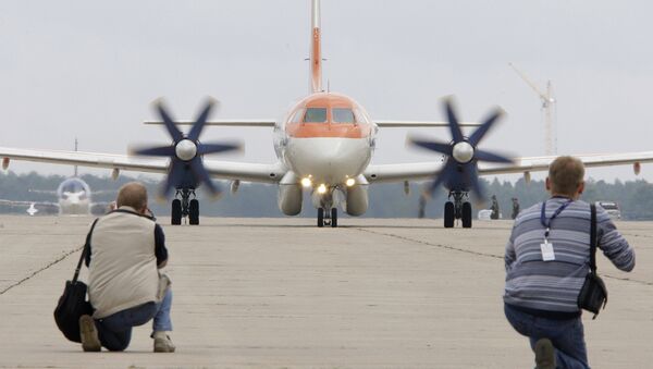 News photographers take pictures of an Ilyushin Il-114 passenger aircraft preparing to take off for a practice flight before the MAKS-2009 international aerospace show at the Zhukovsky Airfield - Sputnik International