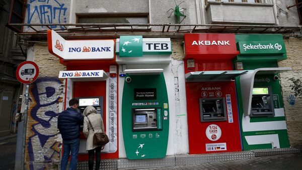 People withdraw money from an ATM at the main shopping and pedestrian street of Istiklal in central Istanbul, Turkey January 30, 2016 - Sputnik International