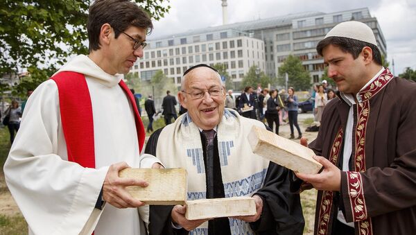 Leaders of the three religons that make up the interreligious house of prayer in Berlin - Sputnik International