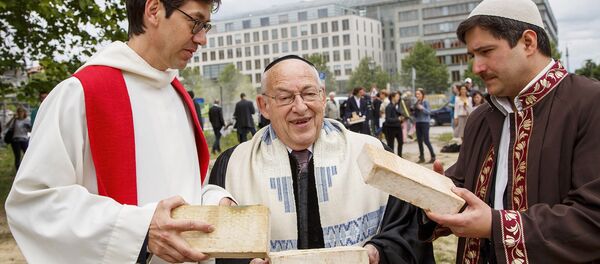 Leaders of the three religons that make up the interreligious house of prayer in Berlin - Sputnik International