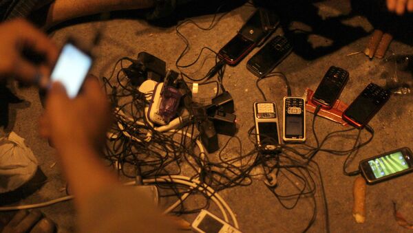 Egyptian protesters charge their cell phones. - Sputnik International