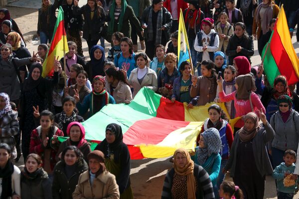Kurdish people carry flags as they march during a protest in the city of al-Derbasiyah, on the Syrian-Turkish border, against what the protesters said were the operations launched in Turkey by government security forces against the Kurds, February 9, 2016 Kurdish people carry flags as they march during a protest in the city of al-Derbasiyah, on the Syrian-Turkish border, against what the protesters said were the operations launched in Turkey by government security forces against the Kurds, February 9, 2016 - Sputnik International
