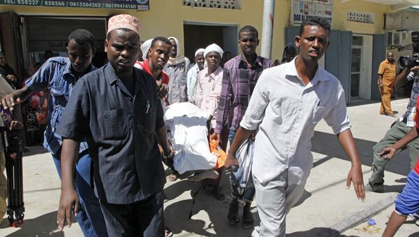 Relatives carry the dead body of a civilian who was killed by a mortar attack in the capital Mogadishu, Somalia, Thursday, Feb. 25, 2016 - Sputnik International