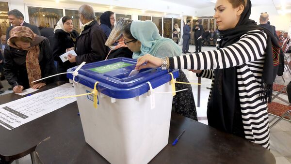 Iranian Jewish woman casts her ballot at a synagogue, used as a polling station, during elections for the parliament and Assembly of Experts, in Tehran. - Sputnik International