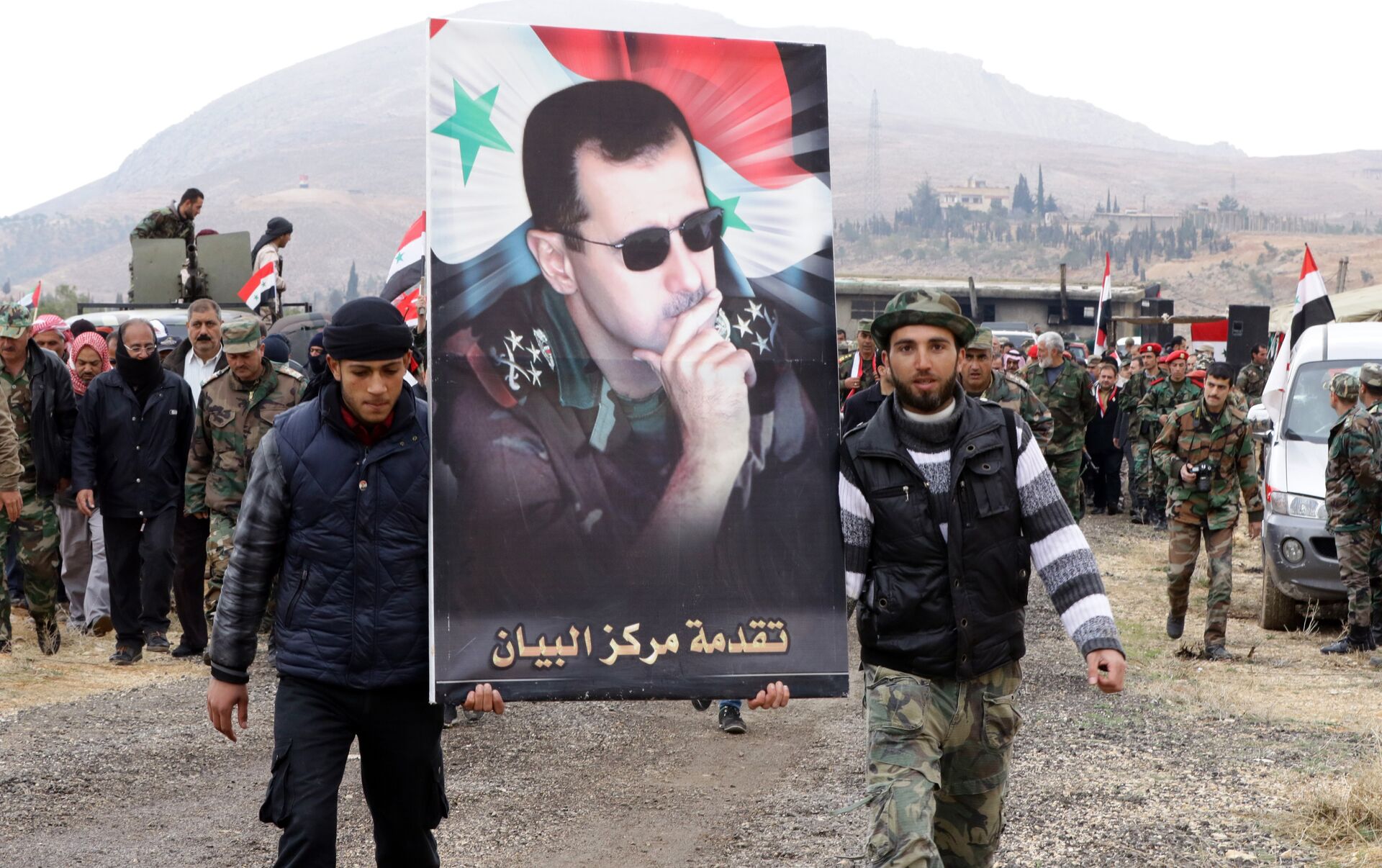 God bashar. Башар Асад с боевиком.