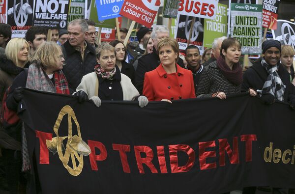 Scottish National party leader and Scotland's first minister Nicola Sturgeon (C) joins a protest against the Trident nuclear missile system in London, February 27, 2016. - Sputnik International