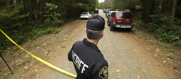 Mason County Sheriff's Chief Criminal Deputy Russ Osterhout looks down a road near the scene of a fatal shooting Friday, Feb. 26, 2016, near Belfair, Wash. - Sputnik International