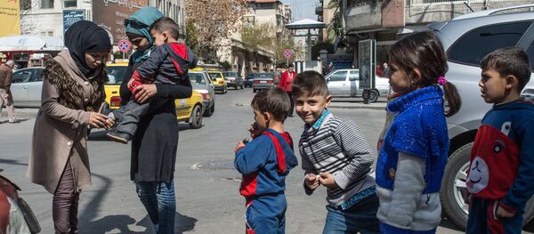 Жители Дамаска на улицах города в первый день перемирия Жители Дамаска на улицах города в первый день перемирия - Sputnik International