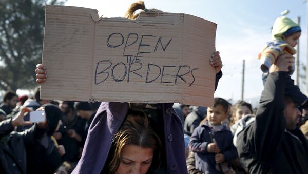 Refugees, stranded for several days, take part in a protest at the Greek-Macedonian border as they wait for the border crossing to reopen near the Greek village of Idomeni February 27, 2016 - Sputnik International
