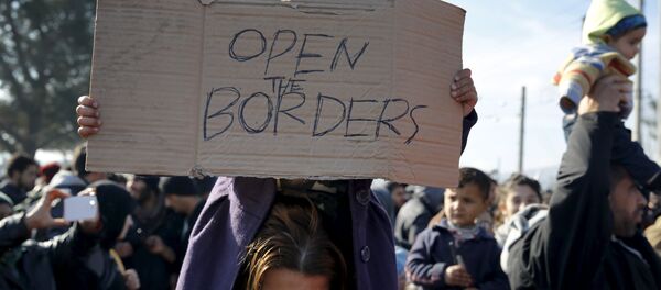 Refugees, stranded for several days, take part in a protest at the Greek-Macedonian border as they wait for the border crossing to reopen near the Greek village of Idomeni February 27, 2016 - Sputnik International