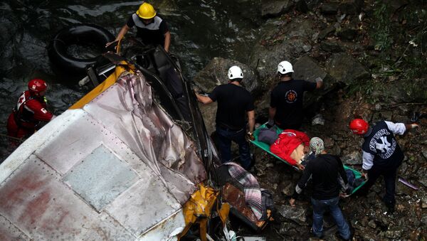 File photo of a rescue workers remove a body from a passenger bus that fell off the road into a ravine in Atoyac, Veracruz state, Mexico, Sunday, Jan. 10, 2016 - Sputnik International