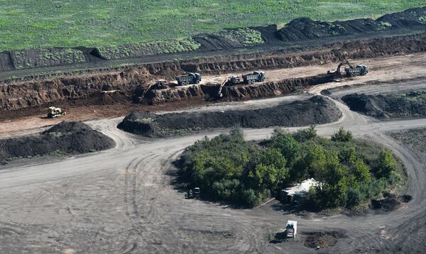 Railway Troops carry out the construction of the Zhuravka-Millerovo railway block to bypass Ukraine - Sputnik International