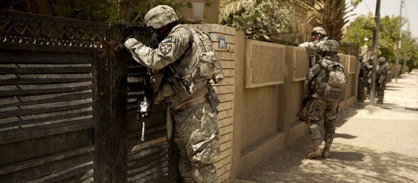 U.S. Army Soldiers look into the courtyard of a house. Iraq U.S. Army Soldiers look into the courtyard of a house. Iraq - Sputnik International